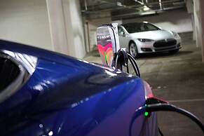 Renaissance Arlington Capital View Hotel