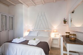 Blue Waves Suites & Apartments To Kyma