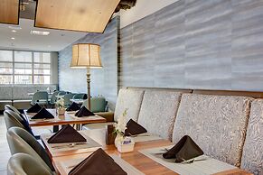 Crowne Plaza Charleston Airport - Conv Ctr by IHG