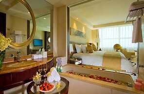 Huaqiao New Century Grand Hotel