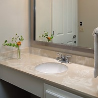 Cambria Landing Inn & Suites