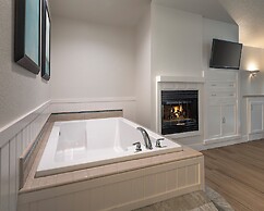 Cambria Landing Inn & Suites