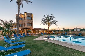 Danelis Studios and Apartments