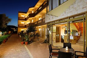 Danelis Studios and Apartments