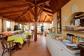 Danelis Studios and Apartments