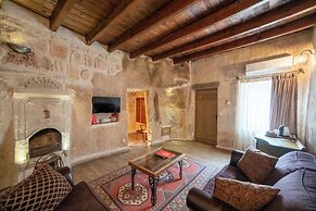Divan Cave House