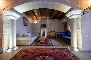 Divan Cave House