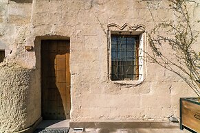Divan Cave House