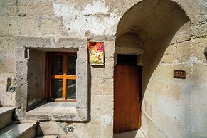 Divan Cave House