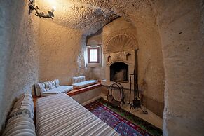 Divan Cave House