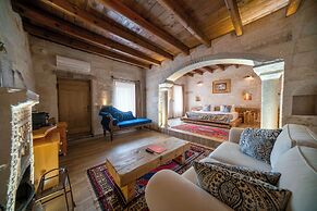 Divan Cave House