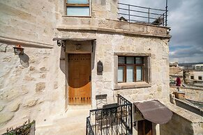 Divan Cave House
