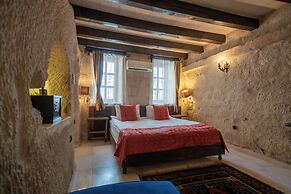 Divan Cave House