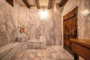 Divan Cave House