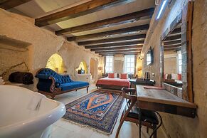 Divan Cave House