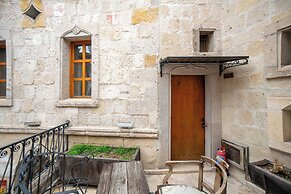 Divan Cave House