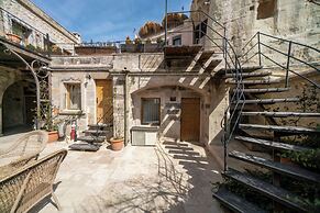 Divan Cave House