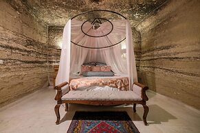 Divan Cave House