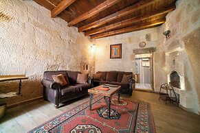 Divan Cave House