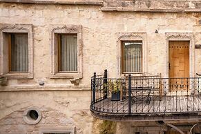Divan Cave House
