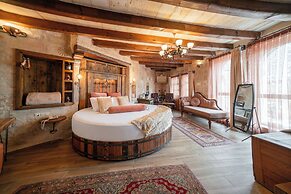Divan Cave House