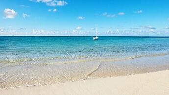 Paradise Beach by Horizon Holidays