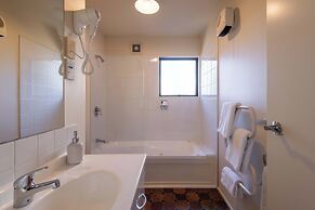 298 Westside Motor Lodge