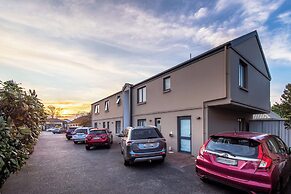 298 Westside Motor Lodge