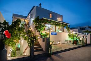 Kontaratos Studios & Apartments