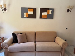 Macdonald Dona Lola Club