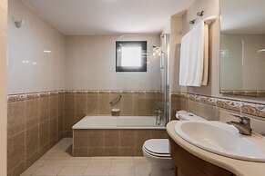 Macdonald Dona Lola Club