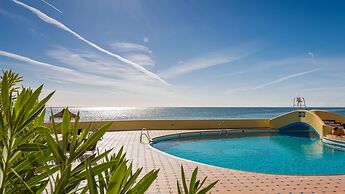 Macdonald Dona Lola Club