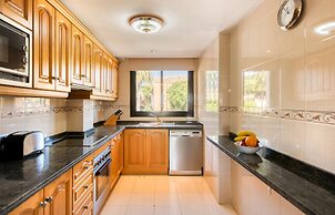 Macdonald Dona Lola Club