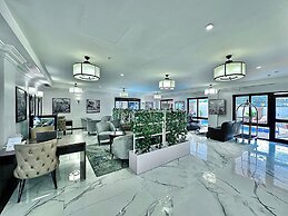 Victoria Crown Plaza Hotel