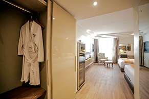 Victoria Crown Plaza Hotel