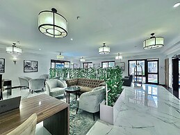 Victoria Crown Plaza Hotel