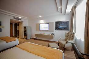 Victoria Crown Plaza Hotel