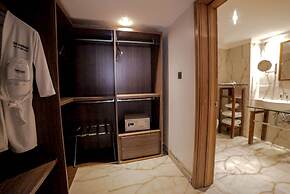 Victoria Crown Plaza Hotel