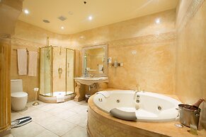 Victoria Crown Plaza Hotel