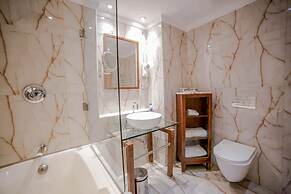 Victoria Crown Plaza Hotel