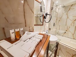 Victoria Crown Plaza Hotel