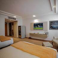 Victoria Crown Plaza Hotel