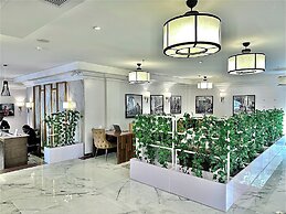 Victoria Crown Plaza Hotel