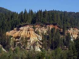 Grass Valley Courtyard Suites