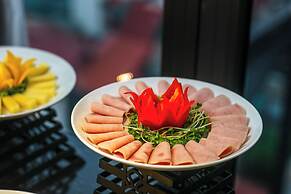 May De Ville Lakeside Hotel