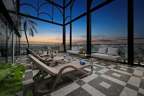 May De Ville Lakeside Hotel