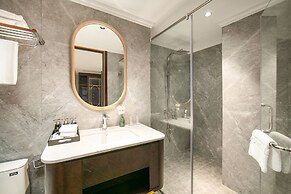 May De Ville Lakeside Hotel