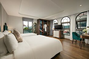 May De Ville Lakeside Hotel