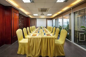 May De Ville Lakeside Hotel