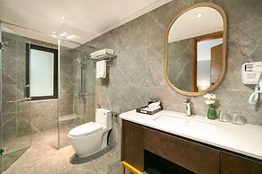 May De Ville Lakeside Hotel